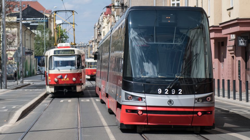 Na Rašínově nábřeží v Praze musí jezdit řidiči kvůli opravě trati po náplavce