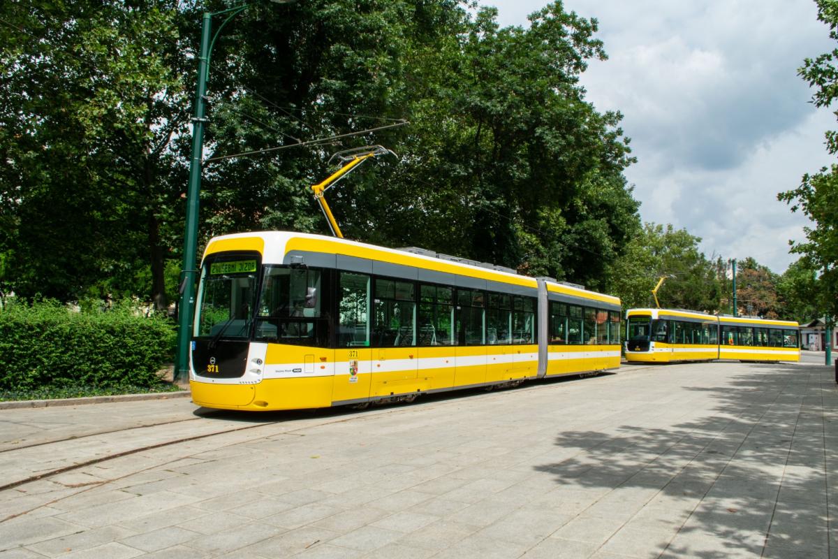 Střetů tramvají s chodci ubývá, pomáhají kampaně i speciální systémy ve vozech