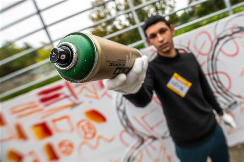 Sprejerství uměním: Děti pomalovaly zdi pod Brněnským mostem