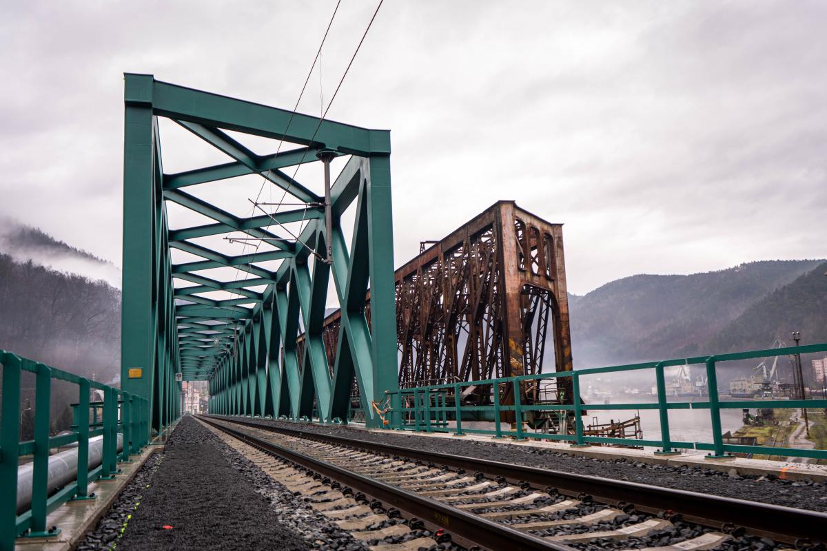 Na železniční most přes Labe se vrátily nákladní vlaky
