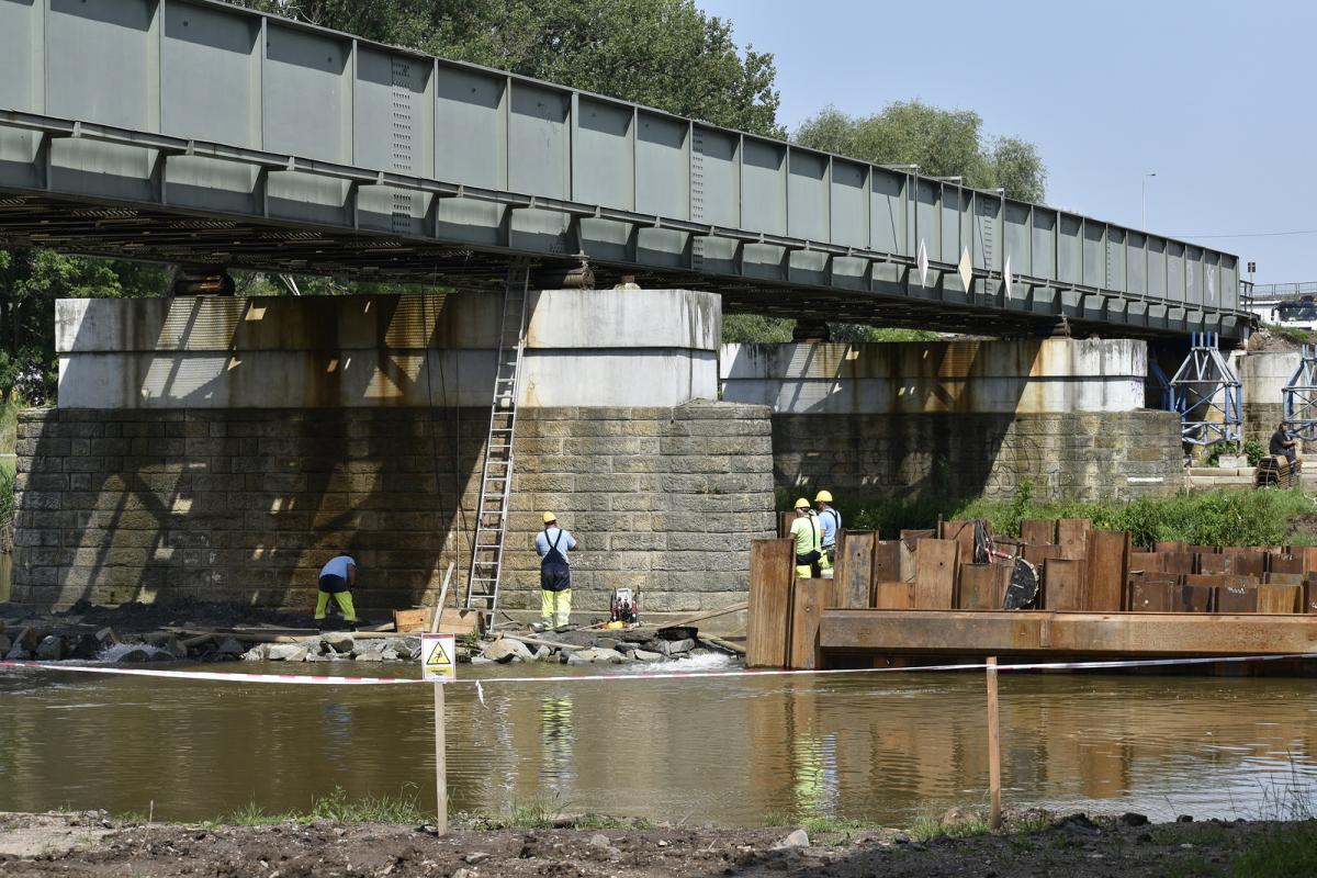 Labe v Pardubicích překlene nový železniční most