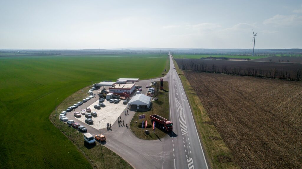 Přestavba silnice mezi Znojmem a Lechovicemi dokončena