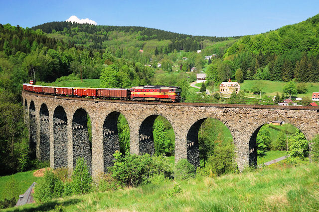 Zajímavosti ze světa železnice: Mohutný kamenný most zprovozněn již v roce 1900