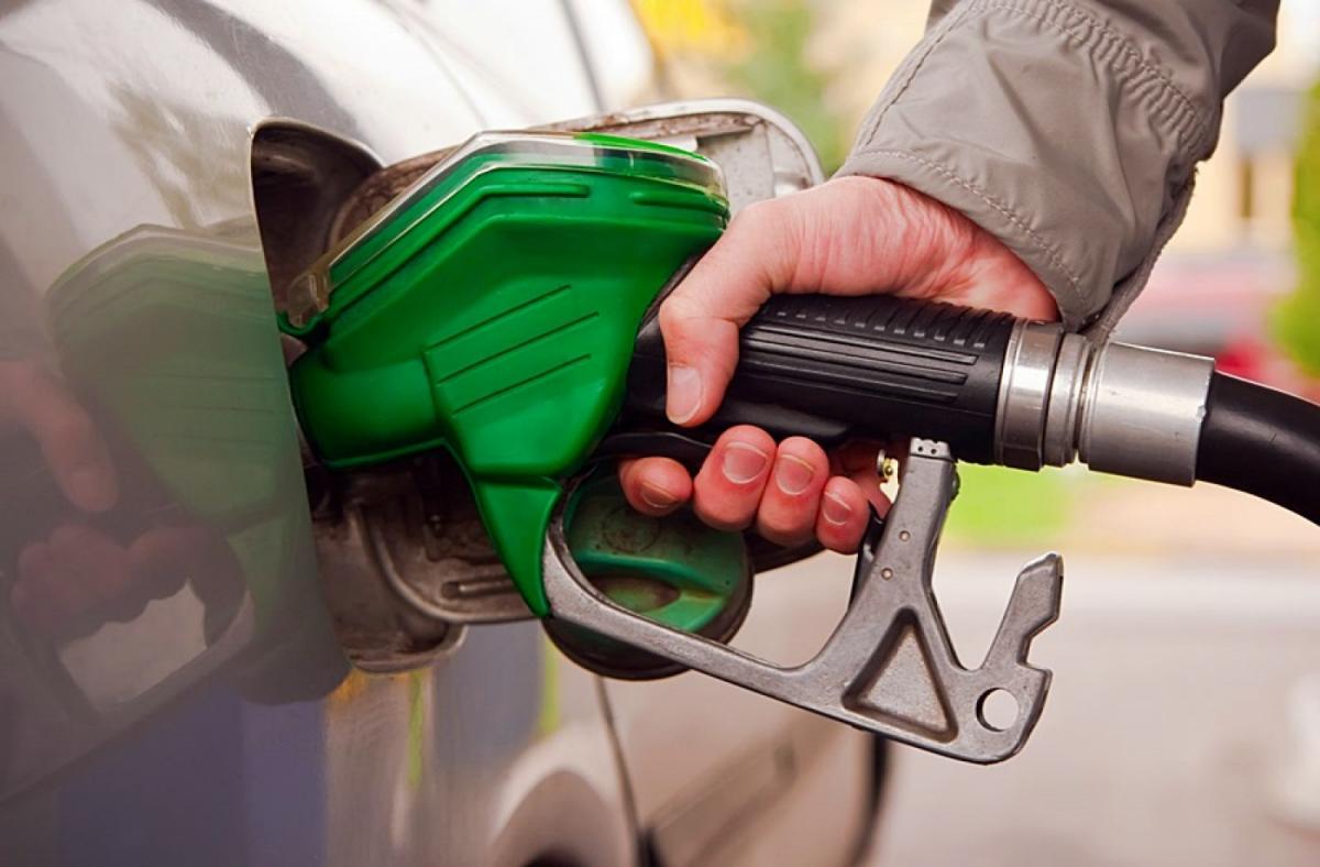 Ceny paliv v Česku dál klesají, jsou nejnižší od poloviny října