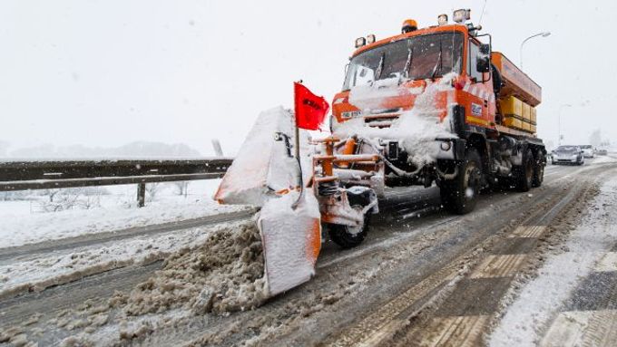 Část Česka dál trápí sníh a vítr, na Vysočině vyjelo 70 sypačů