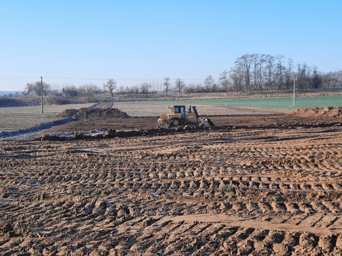 Na stavbě dálnice D55 u Moravského Písku pokračují zemní práce