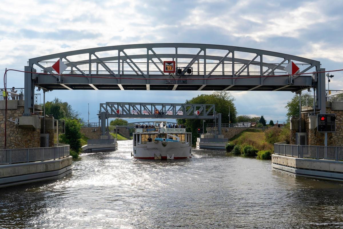 První vysoká loď proplula pod čtyřmi zdvižnými mosty na plavebním kanále Vraňany – Hořín u Mělníka